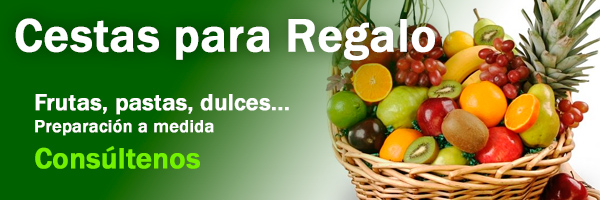 Preparación de cestas de frutas y dulces para regalo